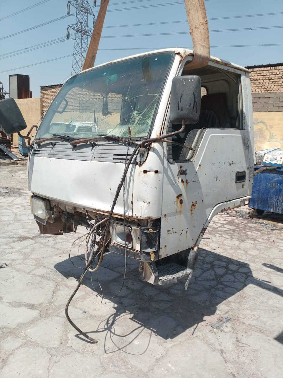 سلام عليكم للبيع قمارة كنتر كصيف بلادية بدون صبغ دعامية موجودة جديدة شباك جملغات فقط بيها خياس سعر ٥٠٠ مكان بغداد ***********
