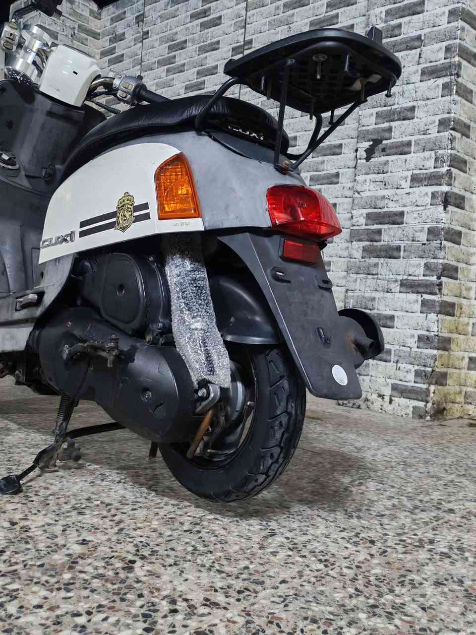 ***********
دراجه بوليس مكينه ما مفتوحه دراجه مفلسه شلعه كهربائيات كلها شغاله فقط بيها كلتش امامي والسلف
