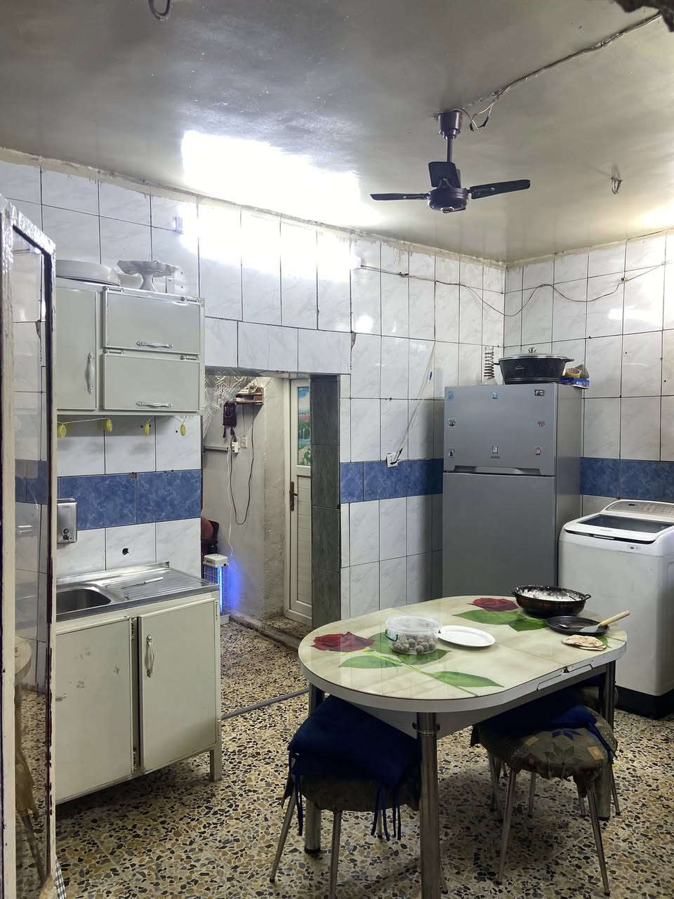 مشتمل 100م طابو صرف الثراث
السلام عليكم 
مشتمل 100م طابو صرف بأسمي 5*20 غرفتين نوم وكراج وصالة وحولي مدخلين البيت ومطبخ وحمام وتواليت داخلي وتواليت خارجي التراث شارع 60 ثاني فرع يمين والثاني يسار للاستفسار 
*********** و *********** 
السعر المطلوب 135 مليون وبي محال
