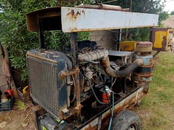 السلام عليكم مولد كيا جديد للبيع٢٧٠١ لا صرف ولابخار جاهزه راس توليد ٣٠كيفي ثري فيز العنوان واسط الاتصال على الرقم ***********او***********
