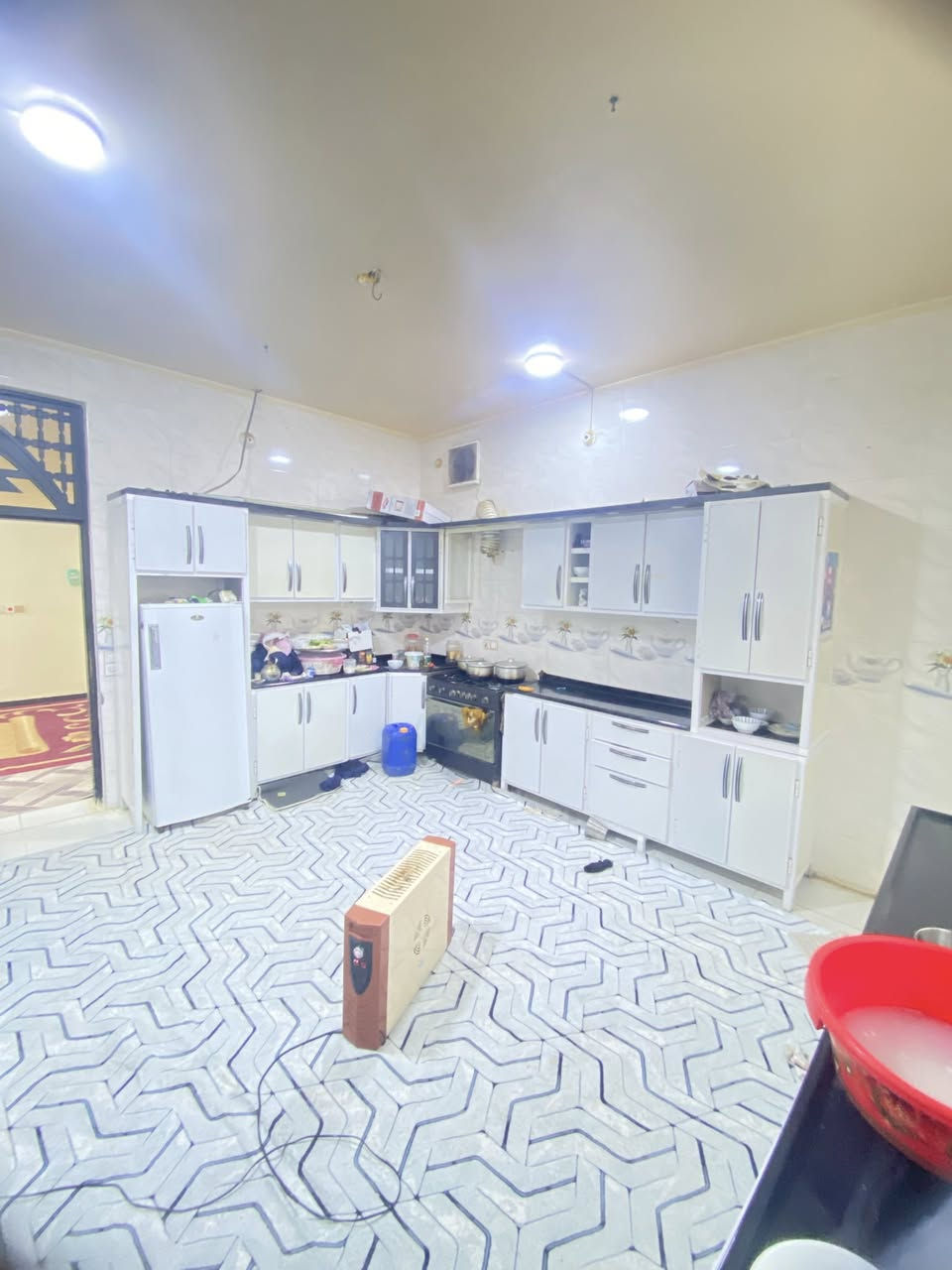 السلام عليكم بيت للبيع بمساحة200م 
حي المعلمين خلف مجمع كميل زراعي مداور ب اسم المشتري 
يتكون من غرفتين ومطبخ وصاله واستقبال ومجمع صحيات داخلي وخارجي البيت ينباع مع الاثاث السعر 85 الاستفسار ***********
