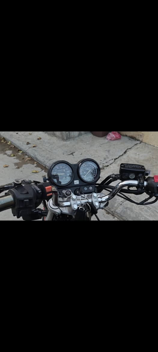 بەناوی خوا هۆندای ٤٠٠ نۆزڵ. ٢٠٠٨. بۆ نوقسانی مەگەڕێ تیایا چرکەی تیا نیە کامل کارەبایی ئیش ئەکات مەکینەو گێڕ شەرت ماڵی مەدەنی بەشەرت بێ بۆیاخە. خشانیکی بەلای ڕاستا کردوە کەمێک تەنکیەکەی قوپاوە. شوێنم سلێمانیە نرخی ١٨ وەرەقەیە  بە قەرزو قیستی نایەم تەنها ئەیفرۆشم. ***********

*********** السليمانية, العراق
