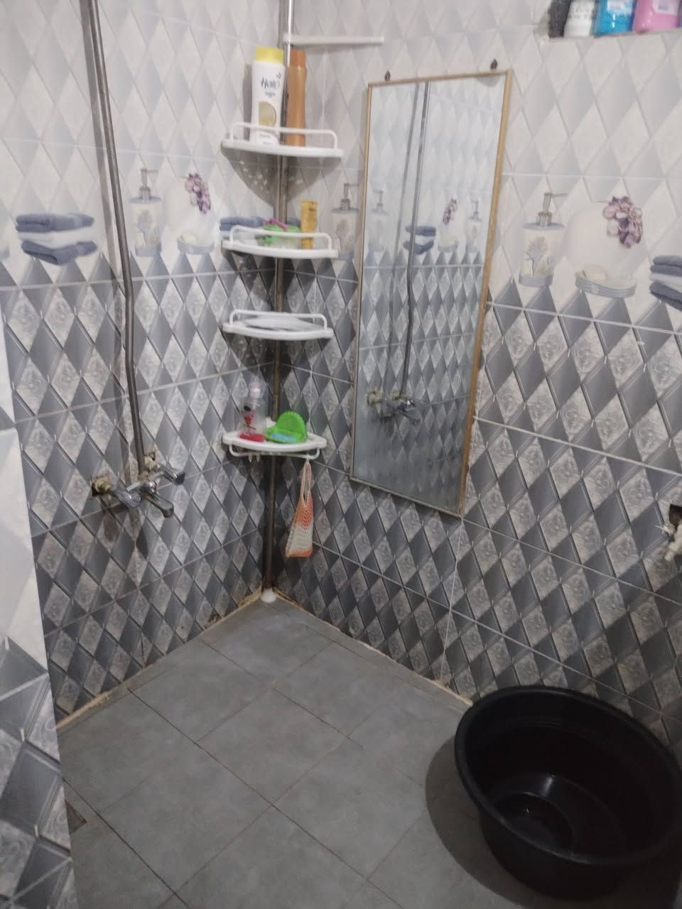 بيت للبيع حي الوحدة قرب ملعب نكتل مسجل بالبلدية بي رقم تسلسل مساحة 100متر يتكون من استقبال ومطبخ ومنور وحمام وغرفة نوم وكراج سيارةصحيات خارجية درج داخلي بيتونة جبيرة  السعر 45استفسار ***********واتساب اتصال
