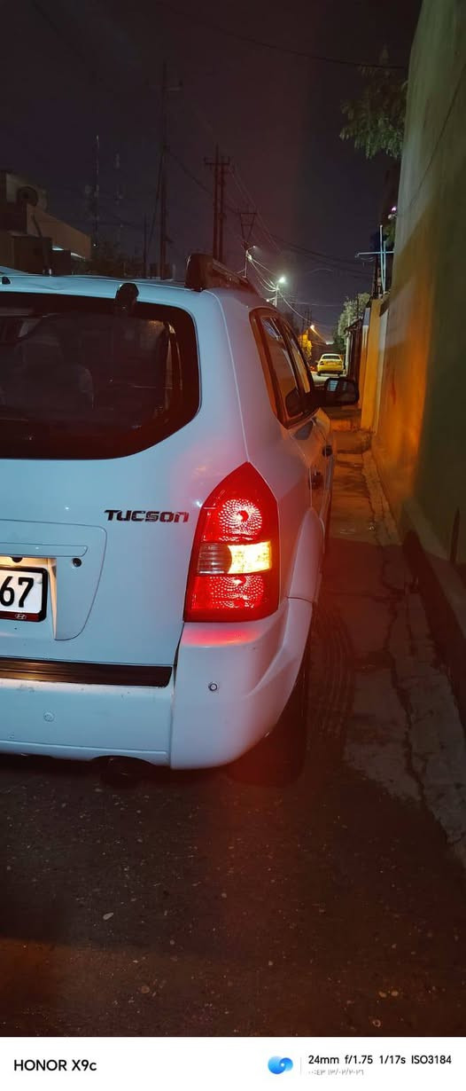 توكسن 2009
باب النفر بي صبغ وجاملخ الكدام بي بارد فقط 
الباقي كلو شرك محرك كير شرط كير توماتيك 
السياره بسمنه كاربون بانزين السياره 
النضافه كدام العين ربع ماتصرف عليها 
***********
