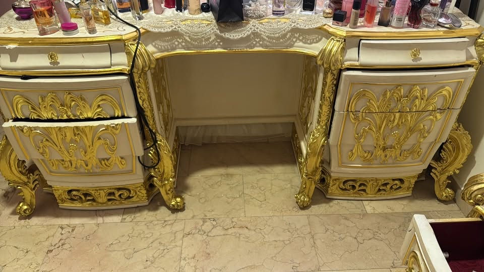 غرفه نوم  زان مصري اصلي
غرفه نوم توصاه خاص من مصر وصيناها 
غير مستخدمه نهائيه ملكيه 
خشب زان مصري الاصلي 

للاستفسار واتساب فقط ***********
