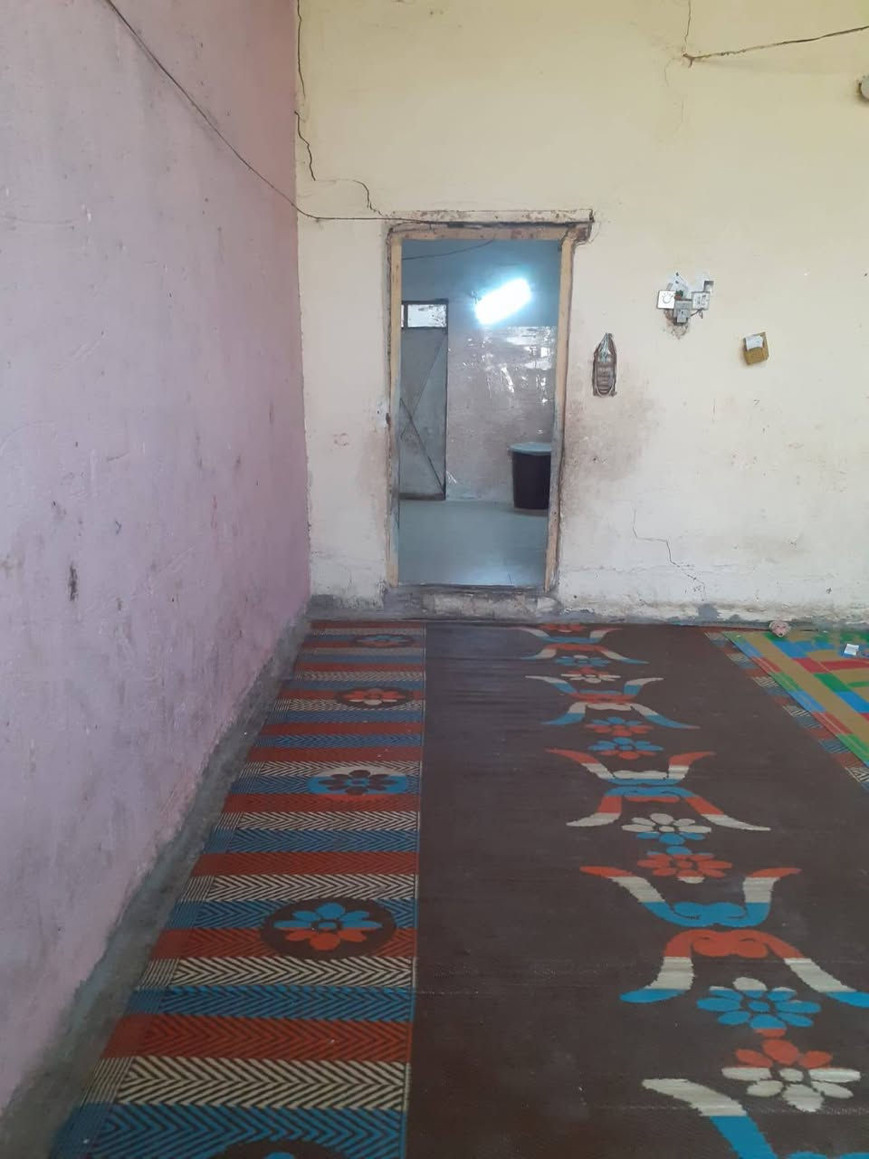 السلام عليكم بيت للبيع مساحة 200متر زراعي 
بناء بلوك وسقف سندويش بيت نضيف العنوان مقابل مركز الشرطة ***********
