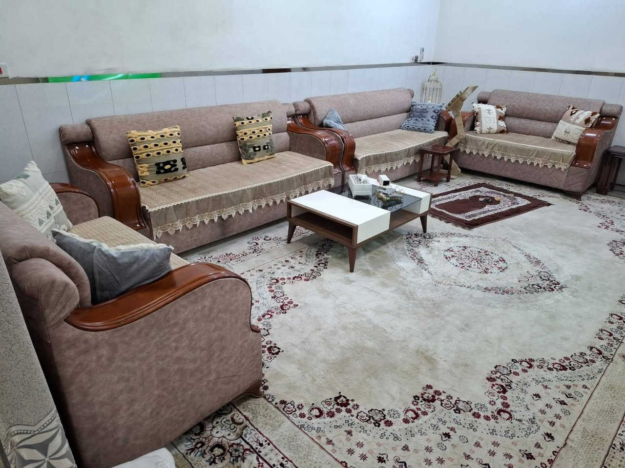 للبيع المستعجل
طخم ١٠ مقاعد وسيت طبلات عدد ٤ وعارضة للزينة عدد ٢ 
يمكن الاتصال على .***********
