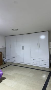 كنتور 6 ابواب + كنتور صغير 2 ابواب + ميز تلفزيون للبيع كل قطعة والهة س...