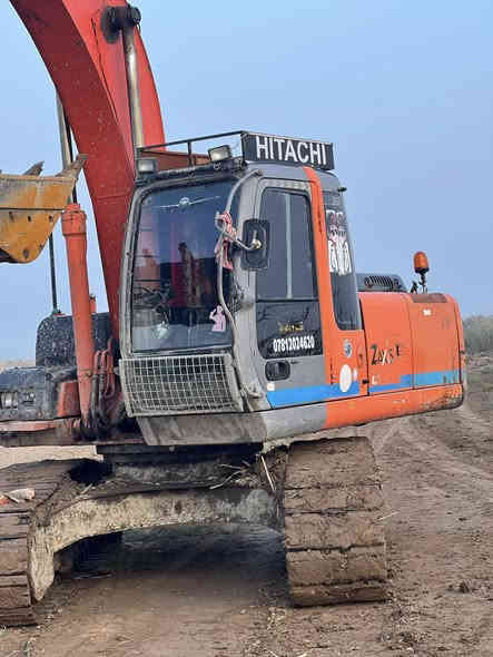 السلام عليكم حفاره زت  2005 200عادي  وياهه ذراع 12 حداديه جديده  زناجيل كله جديد الف ماتصرف عليه رقم قادسيه 
***********
