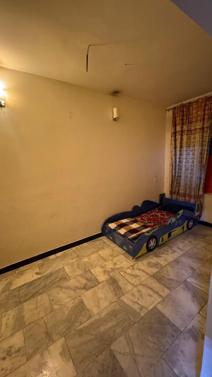 #للايجار____في____السيدية
شقة نظيفة درجة اولى مؤثثة بالكامل 

تحتوي على غرفتين نوم صالة مطبخ وخدمات 

(ترهم شباب)

قيمة الاجار:750 الف 

للاستفسار:***********

او زيارة مكتب الفهد الهندسي للمقاولات العامة/شارع جامع الاقصى مقابل مكتبة الحكم سنت
