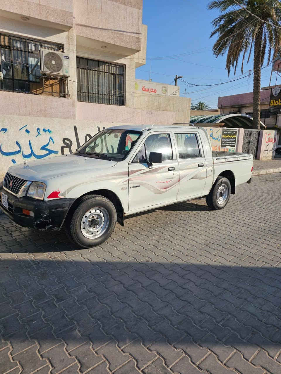 السلام عليكم بيكب ميتسوبيشي موديل 2004 سيارة نظيفة محرك وكير وحدادية نظيفة رقم بغداد انكليزي سنوية لل2031 هزة سيارة جديدة مكان السيارة بغداد الشعلة السعر65$وبيها مجال رقم ***********
