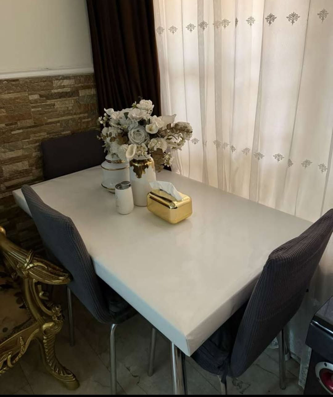 ميز طعام يحتوي على اربع كراسي جلد ابيض ارجل الميز والكراسي حديد و سطح الميز زجاج تم تغليفه حفاظا عليه من الخدش وملصق من جوانب وليس وعلى الزجاج مباشرتا
بغداد شارع فلسطين


**إذا كنت صاحب هذا الإعلان وتريد حذفه لأي سبب، رجاءا أرسل رسالة إلى الدعم الفني**