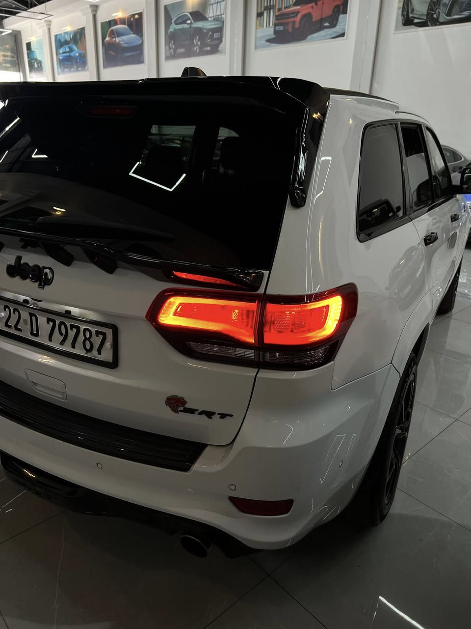 � جيب جراند شيروكي SRT 2017 بسعر توكسون
🔹 المحرك: V8 HEMI سعة 6.4 لتر

🔹 عدد السلندرات: 8 سلندر

🔹 القوة: 475 حصان

🔹 العزم: 637 نيوتن.متر

🔹 ناقل الحركة: أوتوماتيك 8 سرعات

🔹 نظام الدفع: رباعي AWD

🔹 التسارع 0-100 كم/س: حوالي 4.8 ثانية

🔹 السرعة القصوى: 257 كم/س

📏 الأبعاد

* الطول: 4.84 متر

* العرض: 1.94 متر

* الارتفاع: 1.75 متر

* قاعدة العجلات: 2.91 متر

⚙️ المواصفات الرياضية

* نظام Launch Control

* نظام Brembo للفرامل الرياضية

* وضعيات قيادة متعددة (Sport / Track / Snow / Tow)

* جنوط 20 إنج

🎵 التجهيزات

* شاشة وسطية 8.4 إنج

* مقاعد جلد رياضية مدفأة ومهواة

* كاميرا خلفية

* حساسات أمامية وخلفية

* فتحة سقف بانورامية (حسب الفئة)

* نظام صوت فاخر

⛽ سعة خزان الوقود: 93.5 لتر 

الضرر • بدون صبغ فقط الجاملغ الخلفي بيه تكحيل شي بسيط غير السياره كفاله 

ايرباكات • سليمه 

دواخل • سليمه 

مكان السياره • اربيل • طريق مخمور • شارع 100 • معرض منذر الدليمي 📍 " 

السعر • 238 وبيها مجال للطيبين

للتواصل • *********** • 📞
