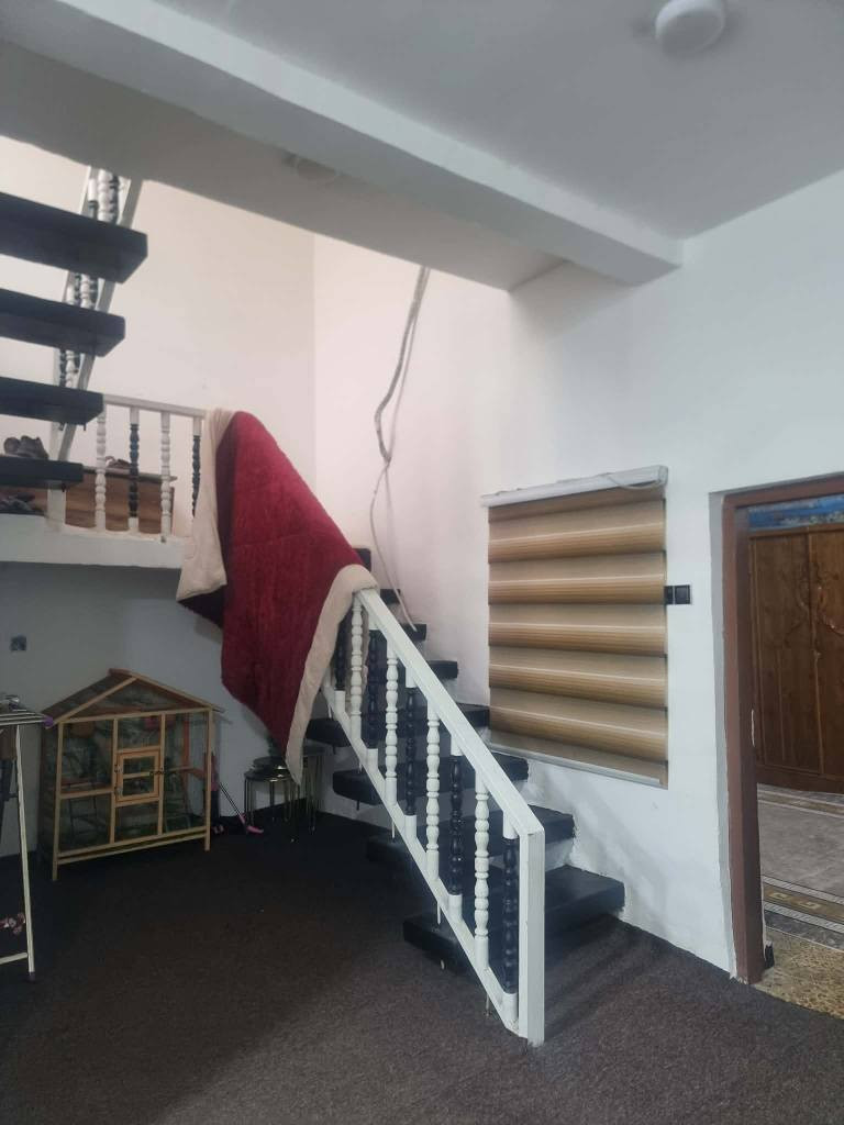 بيت بالجمهوري بشارع سالم بنصه بالفرع بناء جديد ونضيف مساحه ١٥٠ غرفتين جوه وصاله ومطبخ كبار وصحيات خارجيه وبراني خارجي السعر ١٣٥ بيت كامل من كلشي ***********
