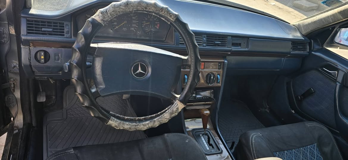 مارسيدس 300E موديل 1990 محرك بطه 3000 كير ومكينه نظيفات تبريد شغال سعرها 38 وبيها مجال التواصل خاص او على هذا الرقم ***********
