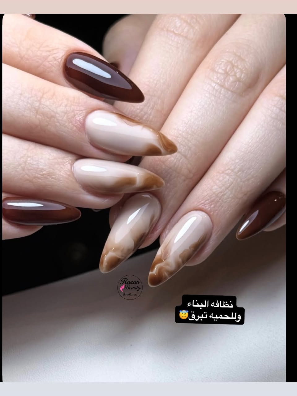 مو بس أظافر… هيبة 👑

أرقى دزاينات الأكريلك صارت يم رزان بيوتي ✨

شغل نظيف + دزاين حسب ذوقج + ثبات يطوّل 🔥

(بناء جل إكستيشن + جلش + دزاين)

✨ تريدين إيد تلفت؟ هذا مكانج

✨ تصوير بدون فلتر… والنتيجة تحچي

📍 البياع ش12 تقاطع الحمام خلف مكتبه ميم

📞 ***********

الحجز مفتوح هسه… لا يفوتج الدور 💥
