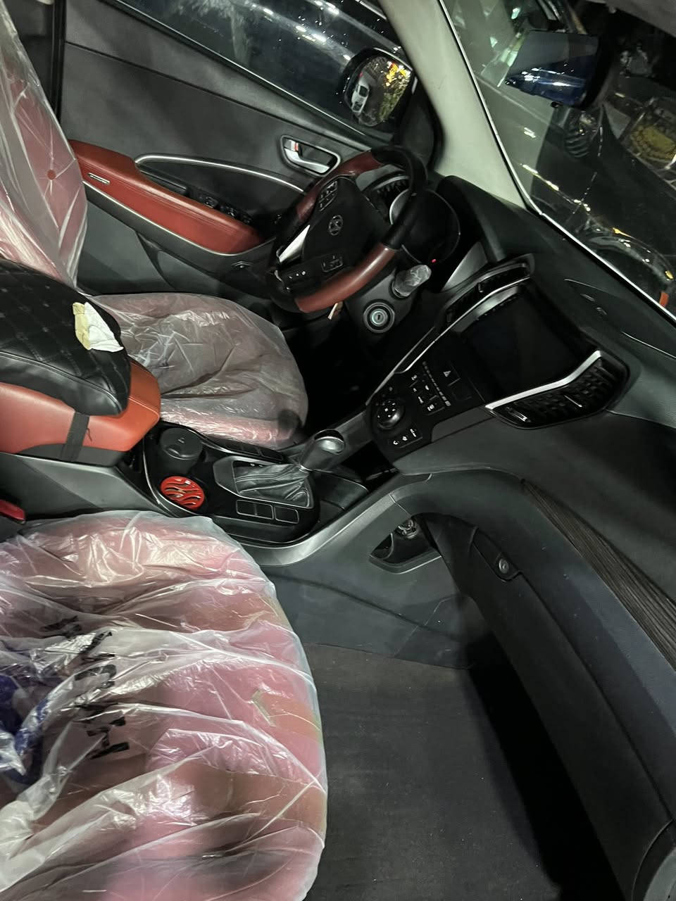 السلام عليكم هونداي سنتافي موديل ١٧ وارد خليجي محرك اربعه سلندر بانوراما حساسات ويل كروم داخل جلد احمر بلادي ٧ راكب  سياره تايرات حداديه كلها جديد ما نقاصه شي بيها رشات صبغ بسبب شخوط بدون حادث او قطرة معجون مكان السياره الكراده داخل  سعرها ١٥٥ وبي مجال بسيط ***********
