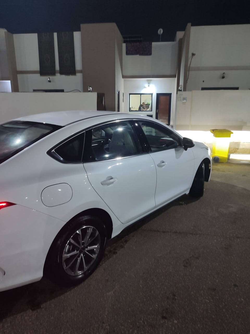 السلام عليكم BYD دستوري أبيض والداخل أبيض موديل 2025 رقم كربلاء باسمي السعر 140$ورقه ماشيه 1000قابل للزيادة تلفون ***********
