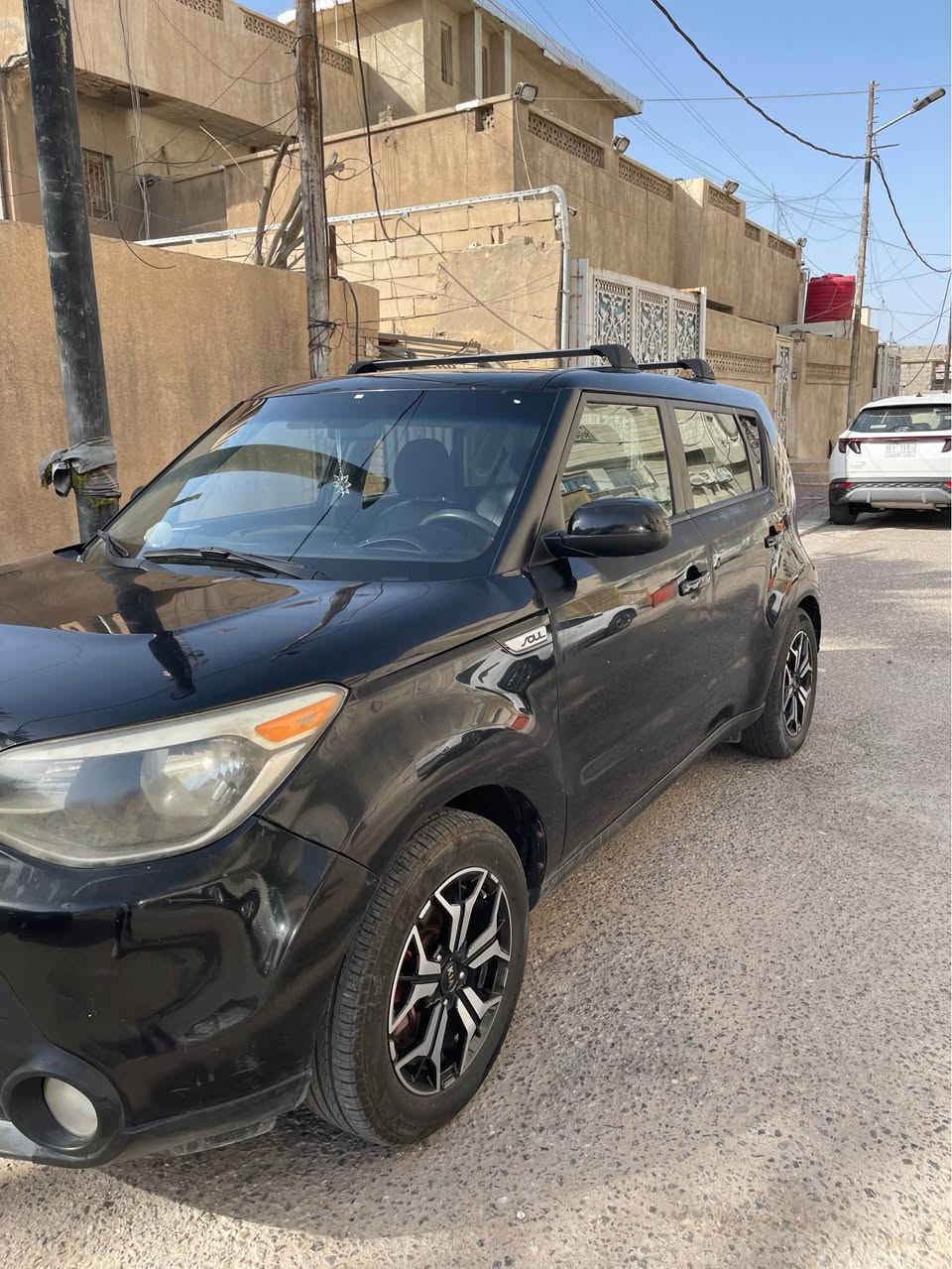 السلام عليكم 
كيا سول موديل ١٦ مكينة ١٦٠٠ GDI السيارة باسمي تحويل مباشر سنويتها ٢٨
السيارة باب السايق وخلف السايق بيهن معجون والجاملغ الايسر مصبوغ والبنيد مبدل 
السيارة مثل ما بالصور واضحة 
المكينة بيها خيط تبخير 
تحكم ستيرن و تبريد السيارة والكهربائيات والسماعات كله شغال رايدها ب ٩٦ ورقة 
للتواصل *********** البصرة, العراق
