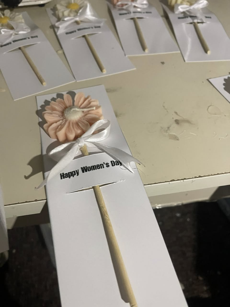 احتفلي بيوم المرأة العالمي بتوزيعات شمع فريدة من نوعها. صممنا لكِ "زهرة الربيع" لتكون رمزاً للعطاء، الرقة، والقوة التي تحملينها.
• تصميم يدوي: صُنع بكل حب وتفانٍ.
• لمسة عطرية: رائحة هادئة

#يوم_المرأة_العالمي #توزيعات_يوم_المرأة #هدايا_شمع #تصميم_خاص #

لا تفوتي فرصة اقتناء هدية تميزكِ في هذا اليوم. اطلبي الآن قبل نفاذ الكمية! 🏃‍♀️💨


**إذا كنت صاحب هذا الإعلان وتريد حذفه لأي سبب، رجاءا أرسل رسالة إلى الدعم الفني**