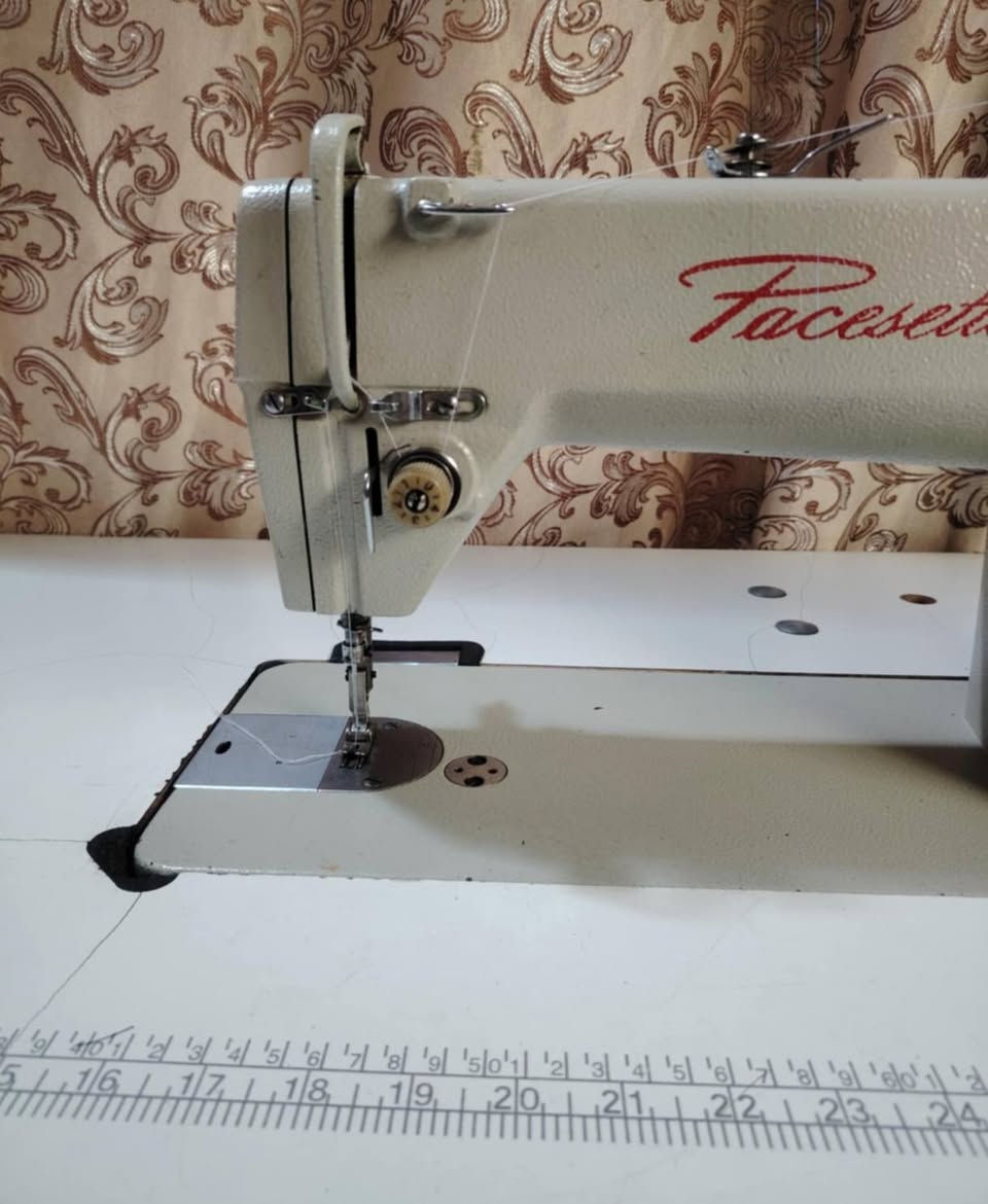 للبيع مكينه نضيفه كلشش ستعمال بيت ما داخله اي تصليح وخياطته حلوه سعره ٢٠٠ وبيه مجال مكاني كربلاء ***********
