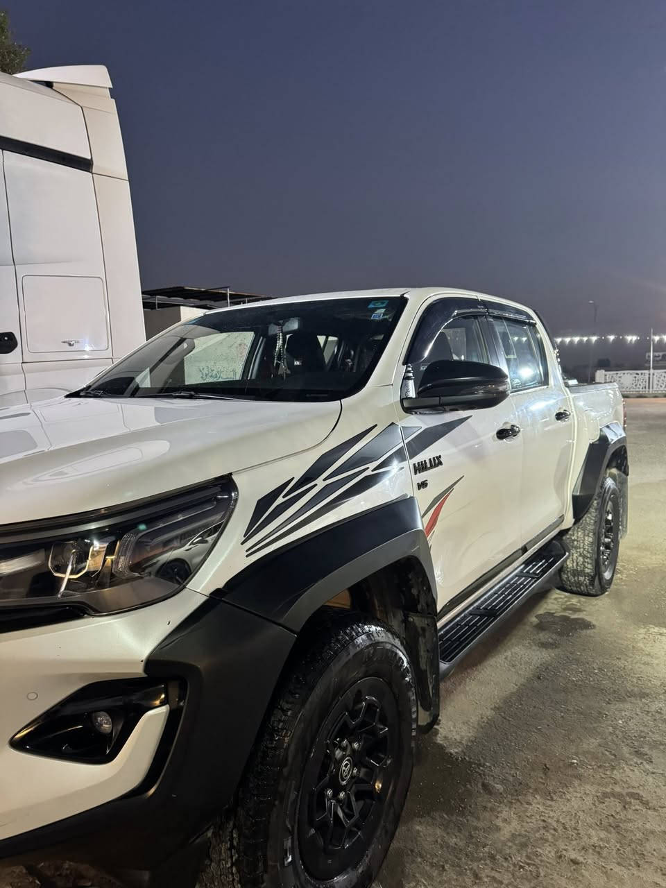 سلام عليكم  هايلوكس 2024 GR فووول السياره نظيفه وجاهزه مثل ماموضح بالصور بيها فقط الباب الخلفي وره السايق مبدل بلاد السعر 4 دفاتر وعشر ورقات وبيها مجال للطيبين/*********** العنوان بغداد الشعله
