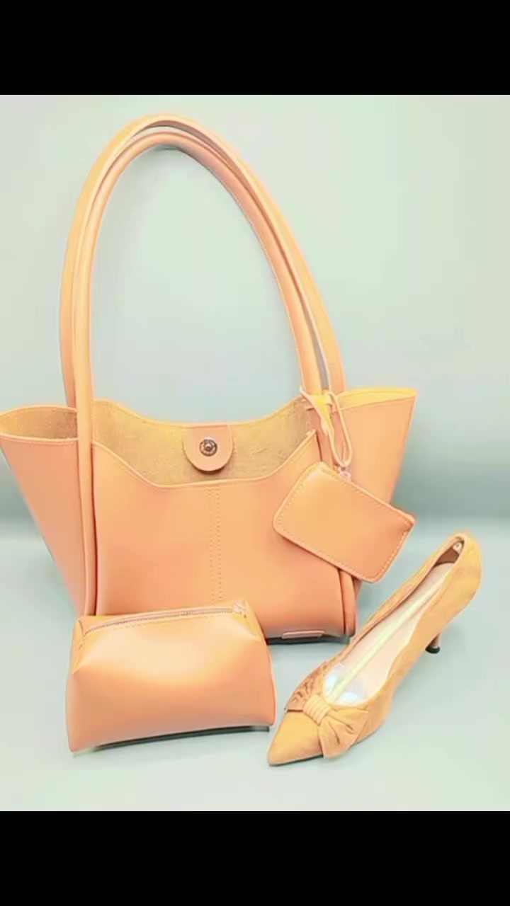 كشخة العيد ويانا احلى 💥👠 👜💥
سوينالكم بكج العيد متكامل من حقيبة وحذاء من نفس اللون واسعار مناسبه جدا لاصحاب الذوق الرفيع 
متوفر توصيل لجميع محافظات العراق بسعر 3000
للحجز والاستفسار يرجى مراسلتنا عبر الواتس اب ***********📞
