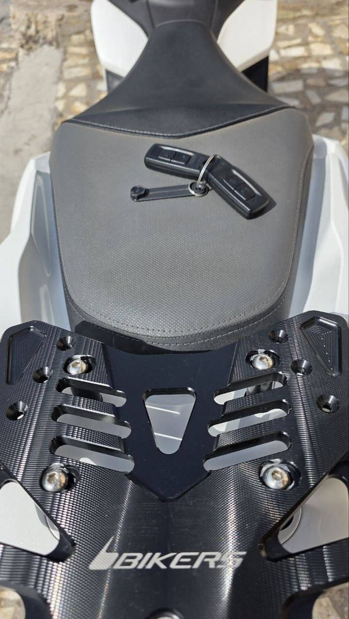 ‏السلام عليكم PCX جيل رابع🇯🇵 ياباني      
‏​⚙️ المحرك: 160CC
‏​🎨 اللون: ابيض صدفي مـمـيـز ❄️.  
‏ماشية 8 تالاف وبل يابان ماشية 2 الفين و 970   
‏الدراجة اوياهة بصمات العدد  2
‏مواصفات
‏ABS ✅
‏حساس ازدحام ✅
‏حساس استان ✅
‏درع صالنصة اصلي ✅
‏وسيباية اصلية ماركة ✅
‏الدراجة ورقة المزاد مالتهة وصور اليابان وتقريرهة  مالتهة موجود    
‏ 🛠️ الدراجة: مكفولة من كلشي   
‏​​📍 الـمـكـان: بـغـداد : الشعب
‏📱 لـلـتـواصـل والإسـتـفـسـار:📞 [‪***********‬) 
‏
