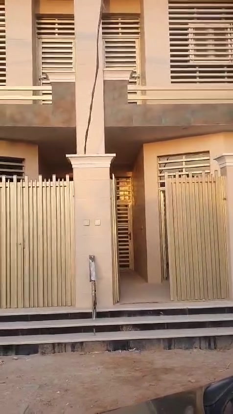 دار للبيع مساحة كل واحد 100م على ساحة في حي النداء قرب بانزين خانة الكفيل ، طابقين جديد.

الاتصال او واتساب
***********
