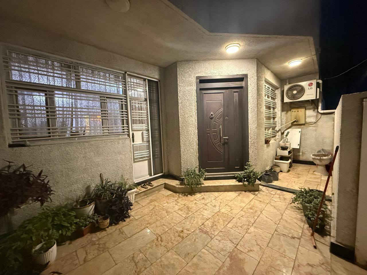 السلام عليكم بيت في حي الجامعه 140متر الواجهه 8  محله 635  زقاق 73 دار 1/2 السعر 690 وبي مجال ***********
