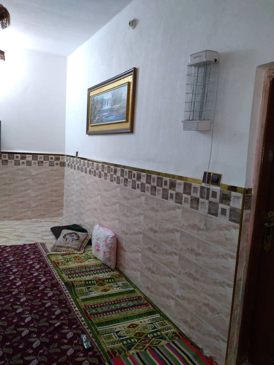 بيت طابو صرف مساحه 130م طابقين اساس كونكريت سقف عكاده يحتوي الطابق الاول من غرفة وصاله واستقبال ومطبخ وطرمه والثاني غرفه وصاله مكانه حي الزهراء خلف المعهد التقني مباشر المنطقه مجاري ومياه امطار مربوطه وقيد أنشاءالتبليط  مطلوب اسكان شي قليل السعر مع الطلب 90 قفل للاستفسار عل رقم ***********
