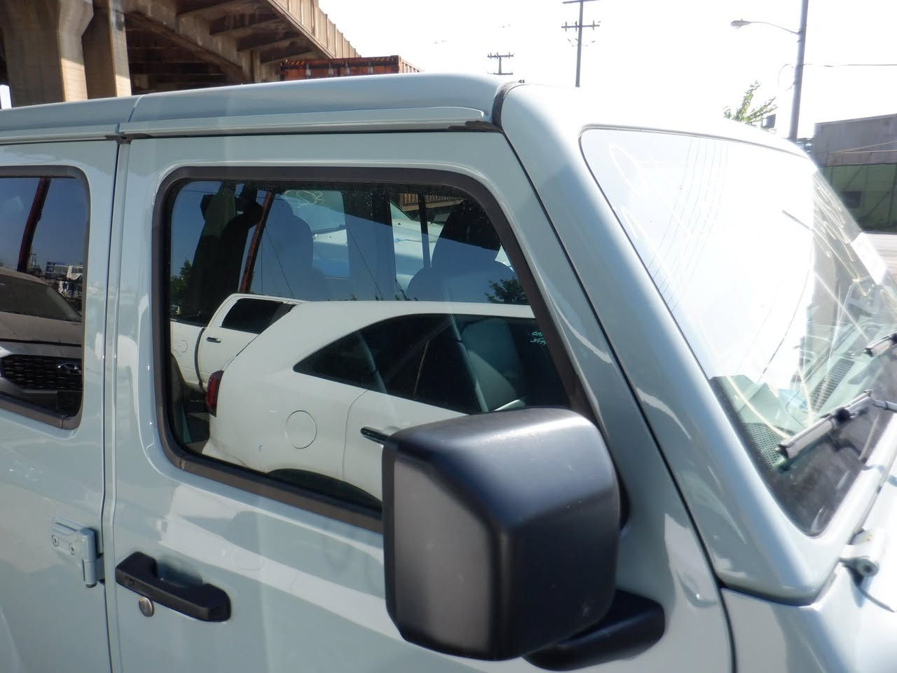 السلام وعليكم
للبيع 
حيب رانكلر موديل ٢٠٢٤ 4xe
محرك 4 سلندر ثلاث انظمة قيادة 
السيارة طيارة 375 حصان

ماشيه 12 الف كيلوا 
السيارة بحالة الوكالة جديدة كلش 
فول الفول للأخير صحارى فئه خاصه 
جلد اسود تطريز بلون جوزي
كشنات كهرباء 
كشنات تدفئه
سترين تدفئه
كاميرا اماميه
زراك كاميرا 
كاميرا خلفيه
مرايه وسطيه اوتودم 
رادار حانبي 
رادار خلفي 
رادار امامي
سياقة ذاتيه 
بريك طوارئ تلقائي
كشافات اماميه 
ليد كل الانارة اللي بالسيارة 
ايرباك عدد ٦ 
نظام صوت Alpine 
امبليفاير بالجنطة بيها صوت كلش قوي 
شاشة كبيرة بيها كل اعدادات السيارة 
بيها نظام Alexa 
شاحة السيارة كيبل شحن سريع 
ويجي وياها بطارية اضافيه تشحن بيها من السيارة لسيارة ثانيه 
نظام تعليق solid axle يجي بالصحارى يكون مريح للأستخدام اليومي 
السيارة فول للاخير وقليل تجي هيج مواصفات 
كلش جديده بعدها بحالة الوكالة حادثها كلش خفيف بدون ايرباك بدون دواخل 
كاتي اربيل
سعر السيارة 360$$ الف دولار ‼️‼️
هذا رقم تليفوني
***********
تفضل اتصل وتدلل
