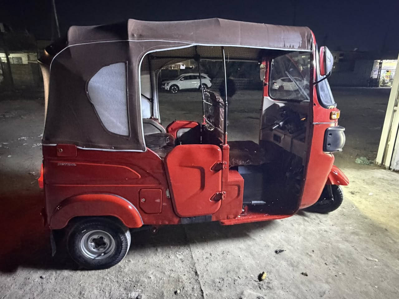 سلام عليكم تكتك حمره ٢٠٢١ شهر ١١
بيها ضربه خفيفه جوه بكلايت الخلفي تكتك جاهزه للشارع. مكاني  حي الكوفه  شارع المخازن سعر ٧٧٥٠
 رقمي ***********
