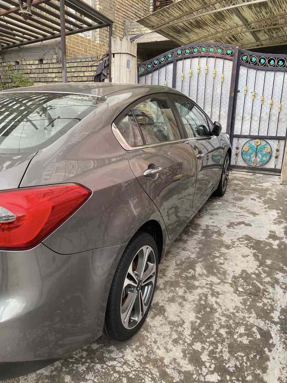 السلام عليكم كيا سيراتو للبيع موديل 2015 وارد خليجي فول السياره كشنات جلد فتحه سقف شفتات ستيرن تحكم جهتين مكينه 1600 دوش سياره جديده حداديه تبريد منضومه كامله ادامه غرف احتراق كلشي ما ناقصه سياره كلش كلش حلوه دهن كله مؤتل يم الحسام سياره امانه الله حلوه جدا مكان السياره بغداد وسعر السياره 117 وبيه مجال للطيبين حاب تتواصل وياي موجود واتساب رقمي ***********
