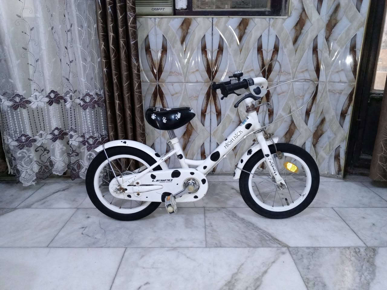 السلام عليكم
بايسكل اطفال ياباني للبيع كسر حاوية سعر 60 الف مواصفات:-
1- لون ابيض 🤍.
2- حجم البايسكل 12.
3- تايرات كتان اصلي .
4- بريك امامي + خلفي شغال 💯.
    نضافة البايسكل 95 %.  مكاني بغداد الشعب شارع الصحة قرب سوق الصبح رقمي للستفسار ***********. 🛑 يتوفر خدمة توصيل بغداد فقط
