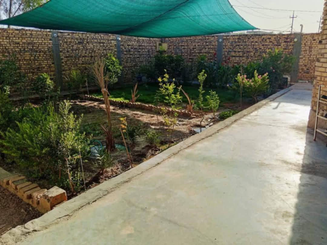 السلام عليكم ورحمه الله وبركاته
بيت اللبيع زراعي سند 25 مشمول بتطويب المساحة 620م
الاساس والبناء كونكريت كرافت
مساحة البناء 300م والباقي 320م كراج سيارة وحديقة
الطابق الاول متكون
من غرفتين نوم
واستقبال 
واصاله 
ومطبخ حار وبارد
وصحيات خارجيه
ممرات خارج البيت العرض مترتين ونص مع مطبخ خارجي
واستقبال خارجي وصحيات خارجيه 
الطابق الثاني متكون
من غرفتين
واصاله 
ومطبخ
وصحيات
العنون الديوانية ام طباشي قرب مدرسه 14تموز
الاستفسار الاتصال ع الرقم ***********
