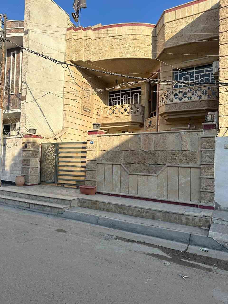 دار للبيع في ضباط البنوك مقابل العقار لا يوجد جار 

المساحه 150 م
الواجهة 7 ونص م
النزال 20 م

▫️الطابق الاول : كراج + حديقة + استقبال + مطبخ + خدمات + غرفه نوم + منور 

▫️الطابق الثاني ثلاث غرف نوم وخدمات 

ملاحضه مقابل الدار لا يوجد جار 

للاستفسار اكثر مراجعه مكتب ارض الرافدين للعقار

او الاتصال على : *********** محمد خالد
