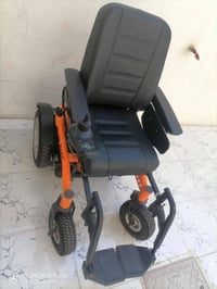 عربانه على شحن جديده مستعمله شي قليل سعرها  ٤٠٠وبيها مجال رقم الموبايل...