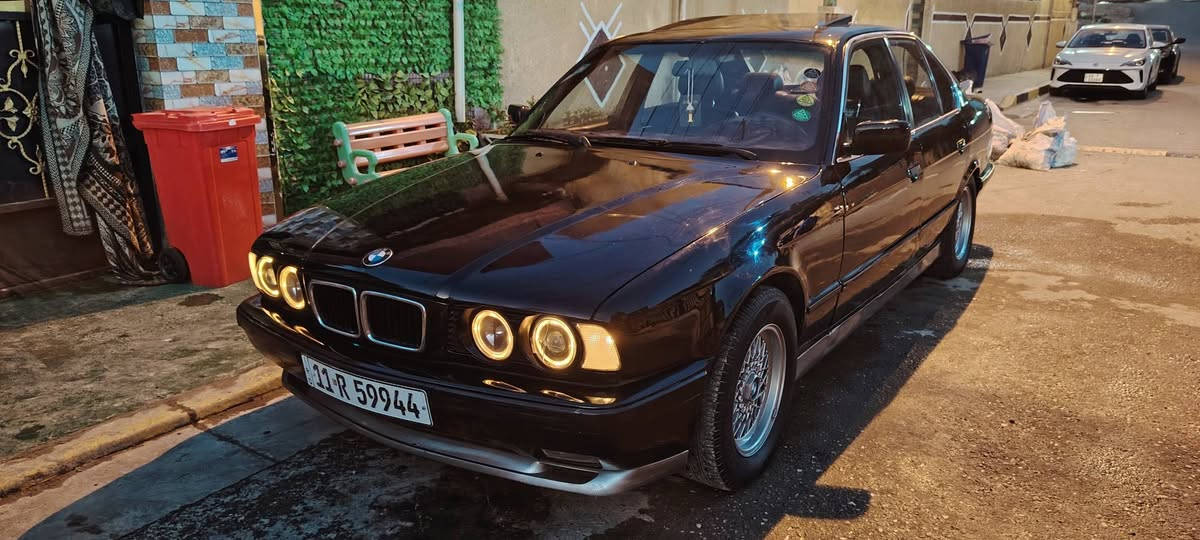 السلام عليكم بي ام 525 مسكر موديل ٩٠ بدون حادث كير مكينه صدر تبريد شغال خير من الله  تخم تاير كشنات جلد كهرباء شغالات فتحه سلايت طكتين شغاله تنته جديده مسجل بلوتوث سماعات دمام كهربائيات كلها شغاله السعر ٦٠ او بيها مجال بسيط للاستفسار ***********  مكاني بغداد بغداد, العراق
