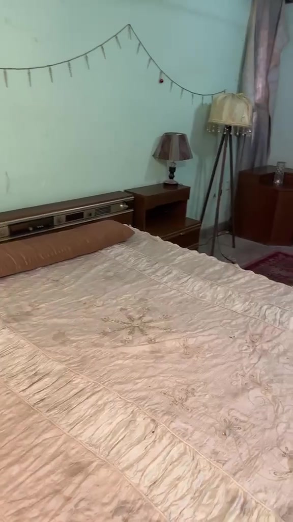 غرفه نوم مستخدمه بس نضيفه كلش 90%نضافتهه عارضيهه ب500وبيهه مجال عنواني بغد ***********اد حي الجامعه الغرفه صاج ايطالي
