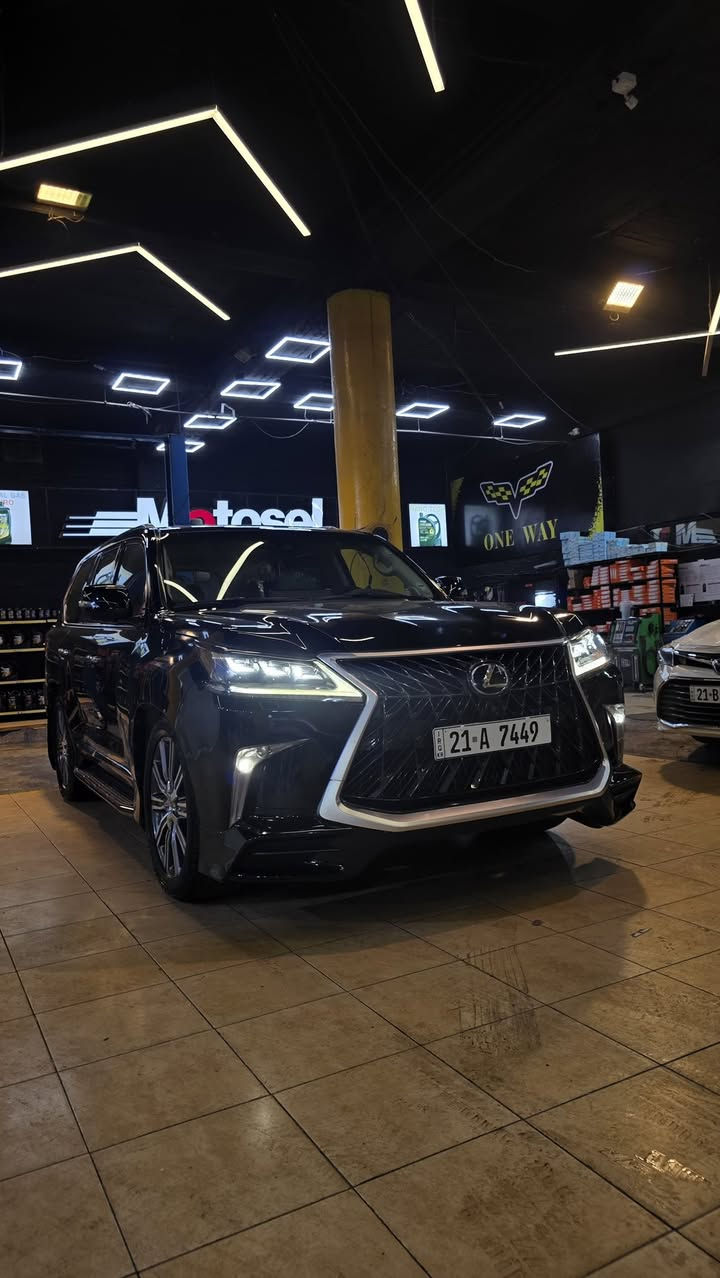 لكزز ٢٠١٧ بريمي اسود بدون صبغ او بارد  ماشية ١٢٤ كم حقيقي  رقم سليمانية مميز موجود بالصور سعرها ٦١٥ ورقة ومجالها كلش بسيط .
رقم الموبايل  ***********
