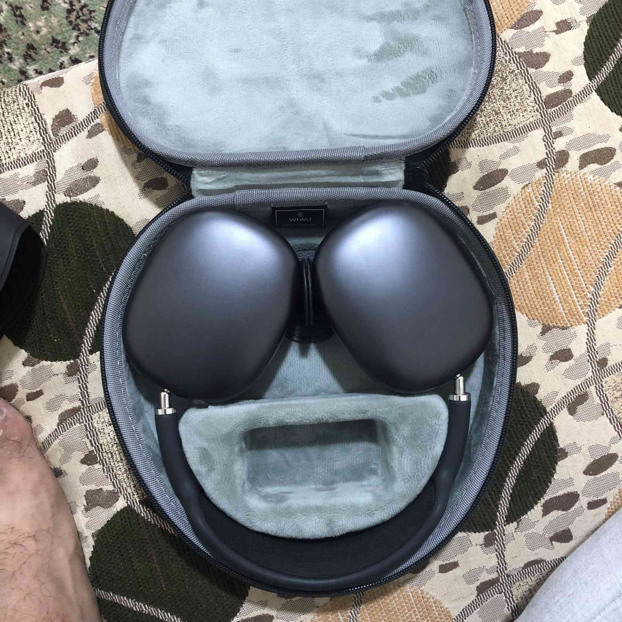 سماعات airpods max الجيل الاول  نضافة 100% استخدام قليل جداً مع حافظة wiwu جلد وكفرات سيليكون للعلم ذني الملحاقت طلبتهن من امزون امريكا  مموجودات بالعراق عراضة وملحقات كاملة والسيريال نمبر والتفاصيل كله بالصور مكاني نجف متوفر ماسنجر وواتساب ***********
