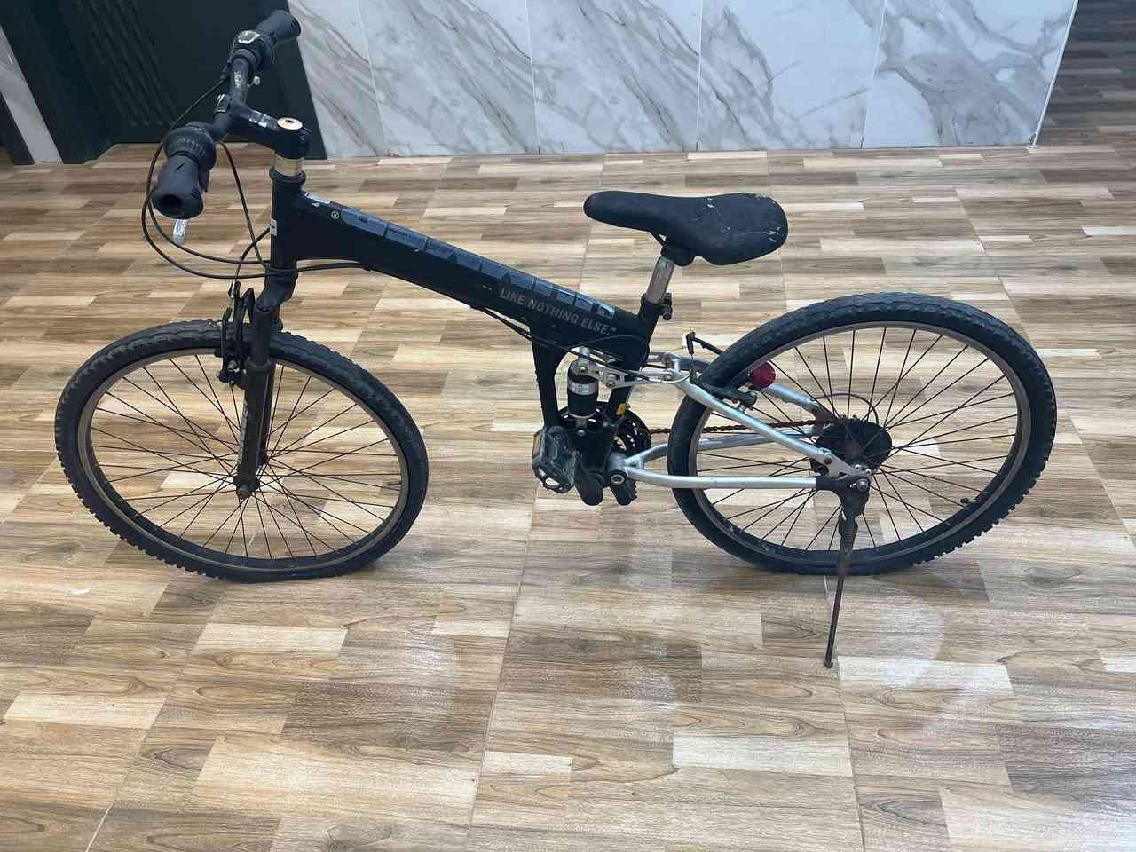 🚲 بايسكل هامر (HUMMER) جبلي أصلي للبيع 🚲
الميزة: قابل للطي (طواية) ومزود بدبلات أمامية وخلفية لراحة تامة.
الحجم: 26
 * السعر: 105,000 دينار (وقابل للتفاوض البسيط).
 * للتواصل: ***********
*المواقع: حي الجزائر/مقابل اطفائية الجزائر.
