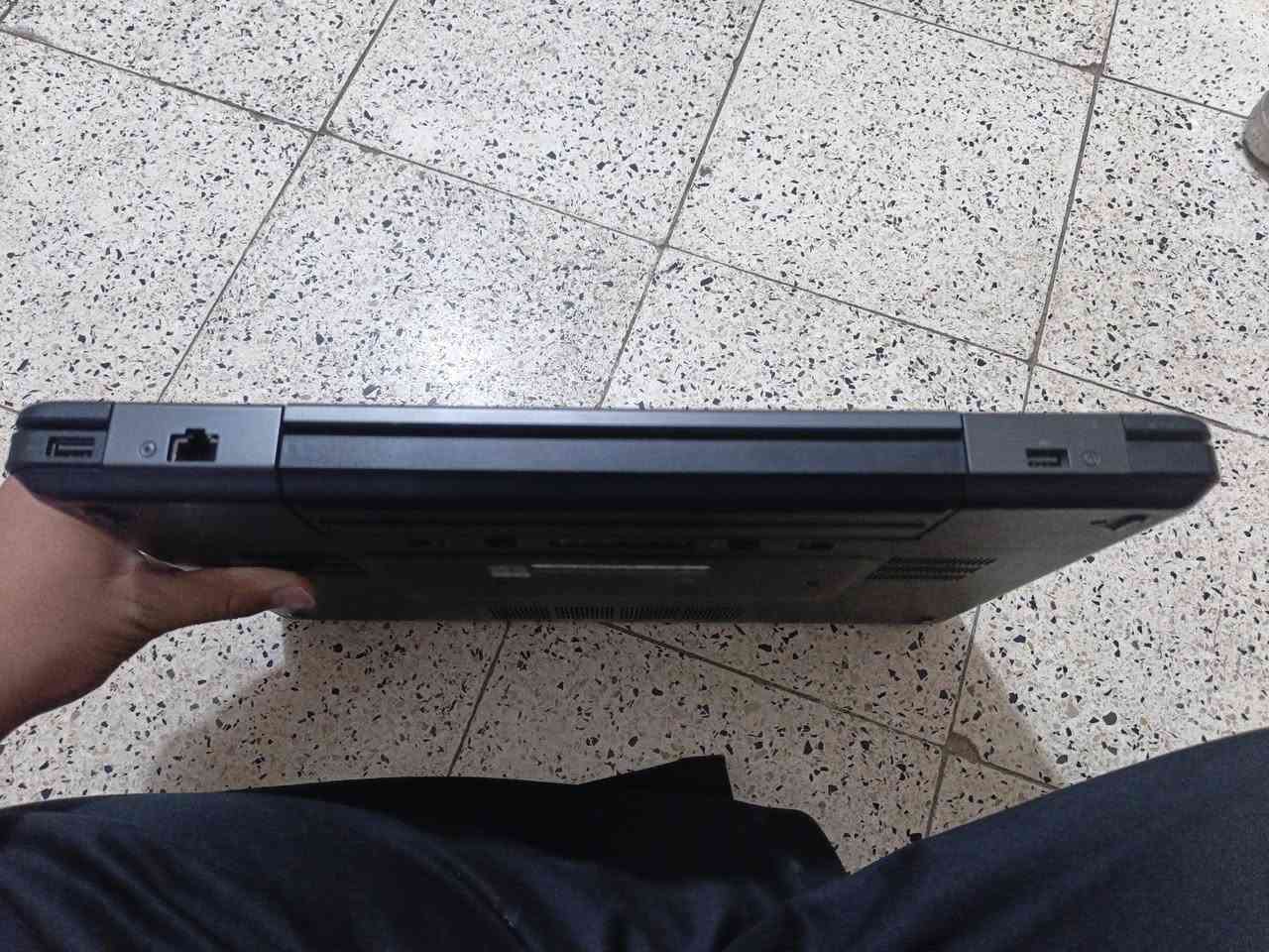 شاشة 15.6
core i7 الجيل الرابع
 الذاكرة العشوائيةRAM 8GB
هارد دسك ssd256GB
كارت شاشة داخلي4گيگا والخارجي انفيديا جي فورس 2گيگا
فول كيبورد عربي انكليزي أرقام جانبية للطباعة
منصب وندوز 10 كل برامج التواصل الاجتماعي وبرامج الاوفيس 
برنامجautucad 2022
كامرة أمامة وكل المنافذ سليمة والصوت واضح جداً
ملحقاته شاحنه اصلية مع ماوس وحقيبة
الموقع البصرة
السعر 300 وبي مجال
***********

