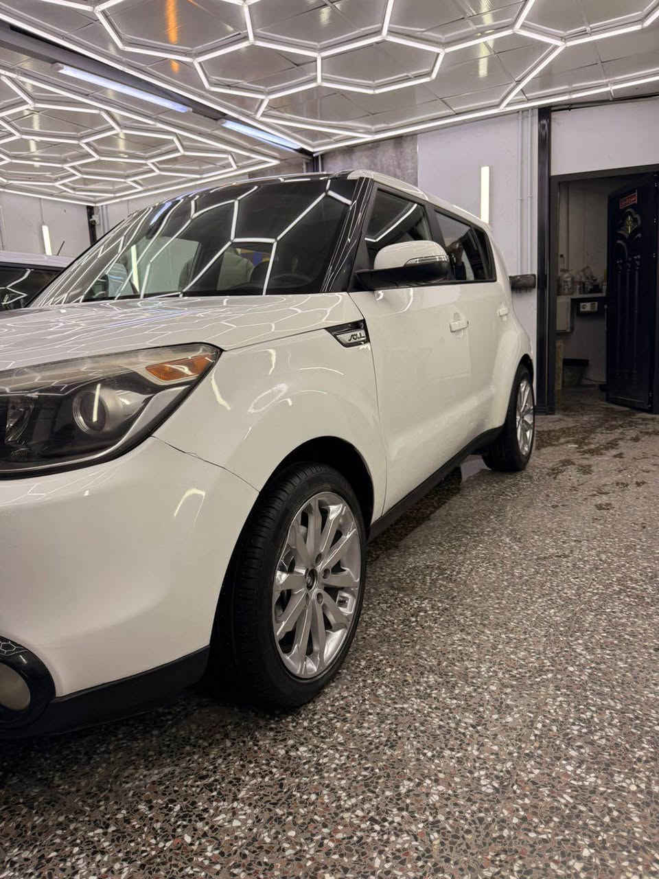 السلام عليكم كيا صول 2015 رقم بفداد تحويل اسمي وارد امريكا حادث جاملغ وبنيد وهنا صار بيه باب ادامه كامله من كلشي كير ومحرك بشرط  مواصفات 
⚫️بنراما 
⚫️بصمه تشغيل 
⚫️ كشنات جلد + تدفى وتبريد 
⚫️ كشن السائق كهرباء 
⚫️ شاشه جبيره تدعم الكار بلي 
⚫️ محرك 2000 
⚫️ فول تحكم ستيرن 
السياره مواصفاتهه كلش قويه السعر 120 ورقه وبيه مجال شي بسيط مكان السياره بغداد *********** بغداد, العراق
