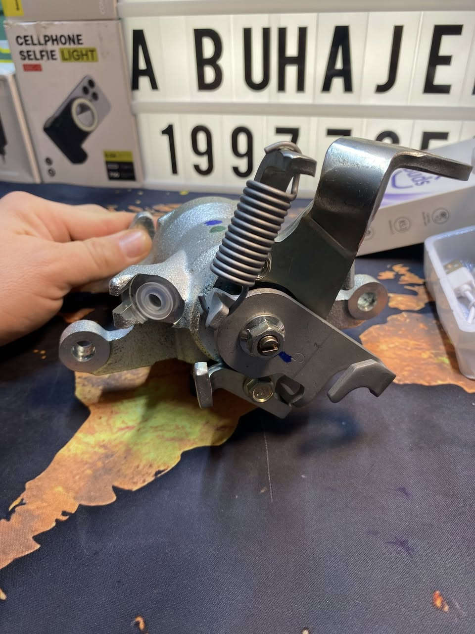 فج بريك خلفي ما اعرف لاي سيارة بالضبط 
قعطة وحدة 
السعر 35 الف /متوفر توصيل جميع المحافضات


**إذا كنت صاحب هذا الإعلان وتريد حذفه لأي سبب، رجاءا أرسل رسالة إلى الدعم الفني**