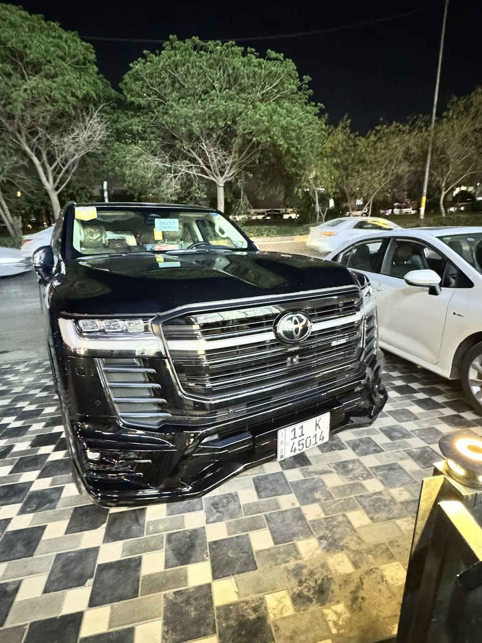 السلام عليكم للبيع لاندكروز 2025vs لمتد S ماشية 7500 رقم بغداد باسمي السعر 82 الف دولار وبيها مجال الرقم ***********/***********
