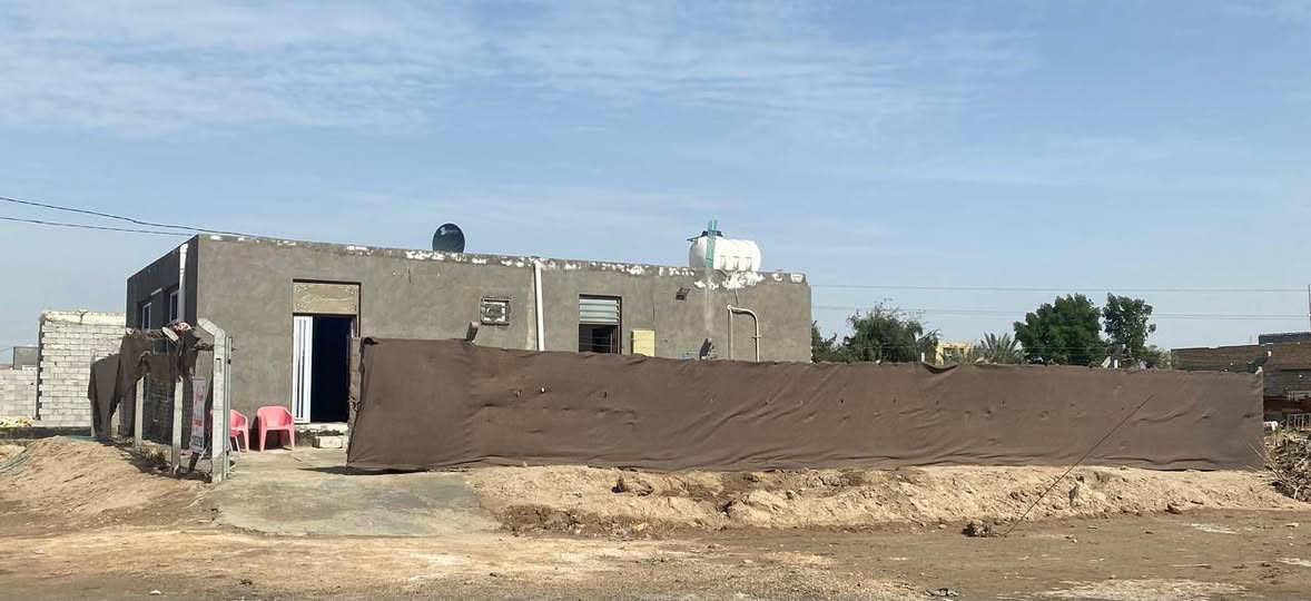 دار للبيع مساحة الأرض ٣٠٠م يتكون البناء من استقبال وصالة ومطبخ وغرفة نوم وصحيات بناء طابوك درجة أولى  الشافعية  منطقة الجحيفية قرب  المستوصف الصحي تفاصيل الدار داخل الفيديو  
للأستفسار عن السعر  الأتصال على رقم الهاتف ***********
