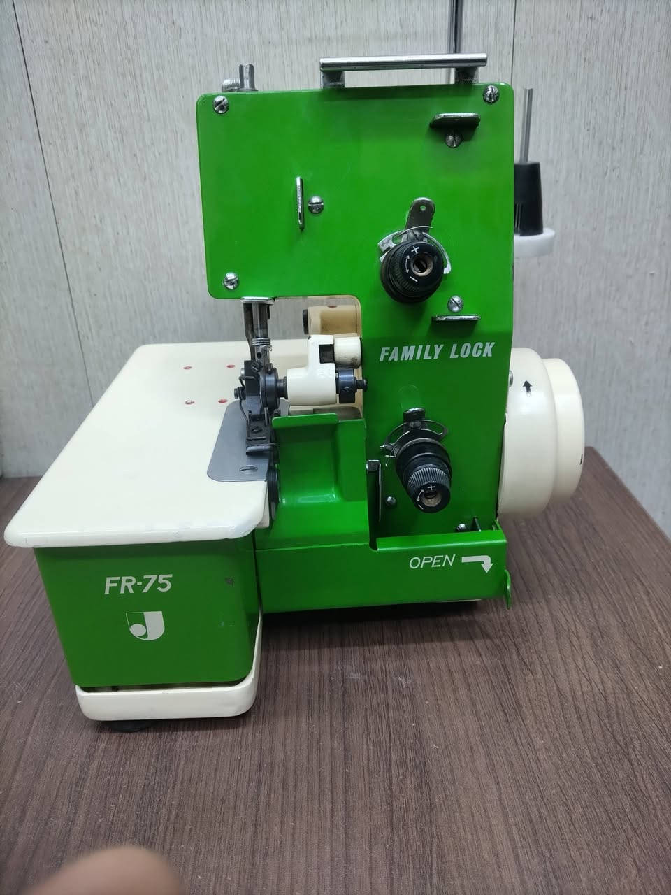 السلام عليكم ماكنه اوفر ياباني مكينه اخت جديده وكلش ناعمه على الفحص والخياط مكانها  للاستفسار الاتصال او المراسله *********** سعرها ١٥٠
