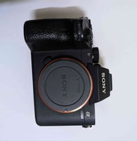 كاميرا Sony a7iii نظافة 95% السعر مليون و 400 وعدسة 50mm بسعر 200 الف ...